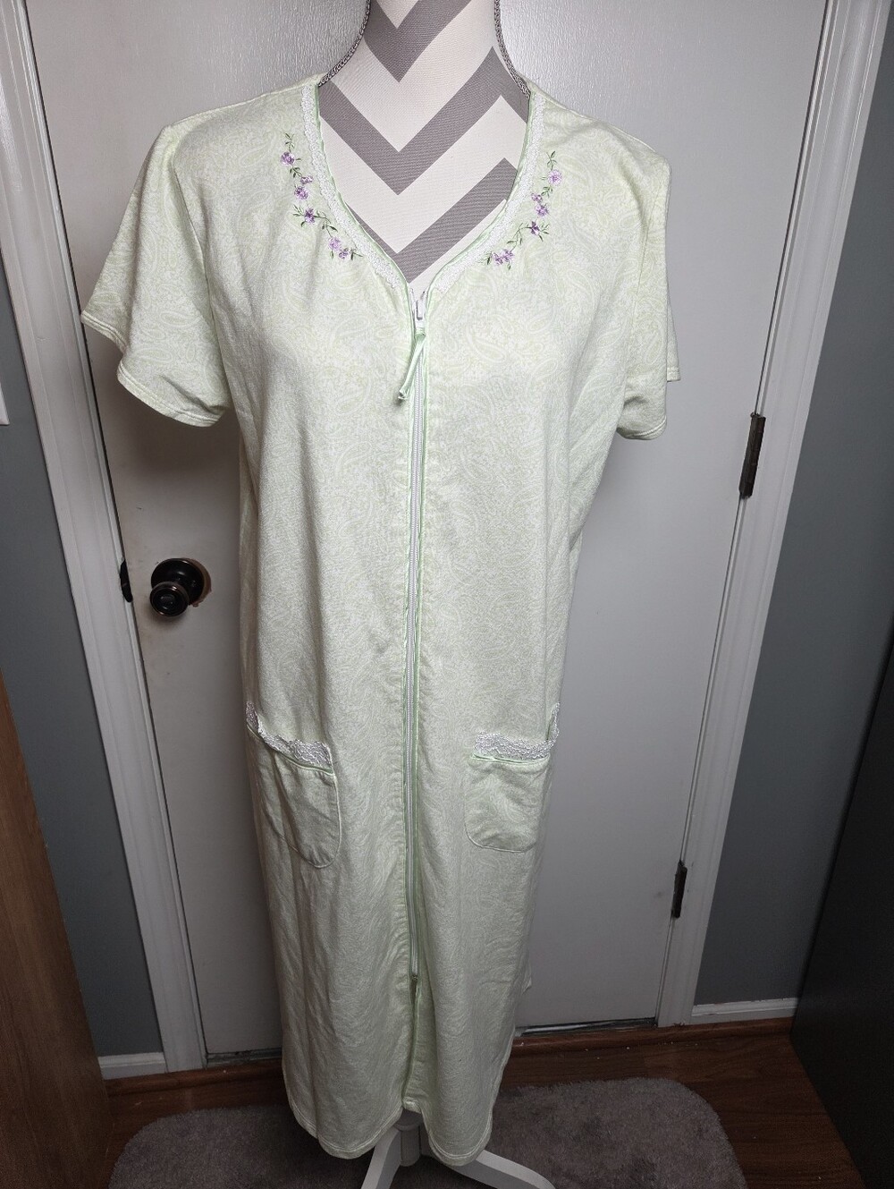 New Secret Treasures Vintage Floral Embroidered Zip-Front Robe Housecoat, lounge